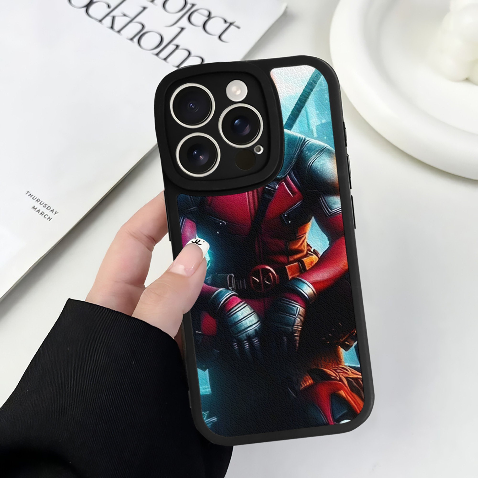 （画像用） Deadpool デッドプール 【iPhone 16シリーズ対応】シリコンスマホケース（レザー調） 材質：シリコン